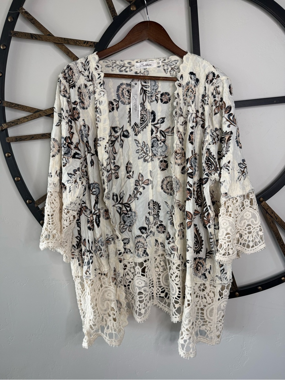 Solitaire Lace-Trim Floral Kimono in Cream, Black & Brown